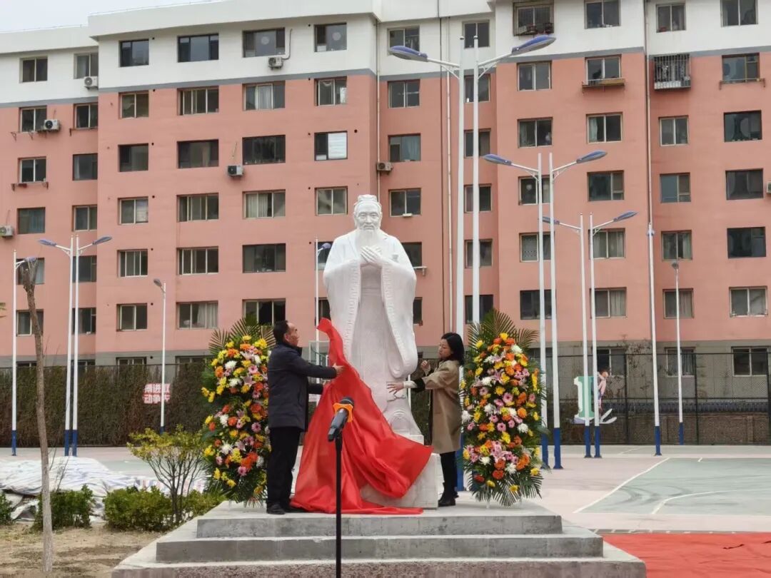 甘肃嘉威中学隆重举行2025届敬赠孔子像落成典礼